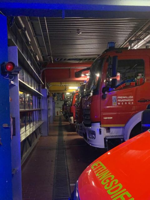 🔥 Freiwillige Feuerwehr – Mehr als nur Blaulicht
Bei unserer jüngsten mehrWerte-Dialogveranstaltung gab Tobias Tenk, Leiter der Freiwilligen Feuerwehr Werne, beeindruckende Einblicke in die vielfältigen Aufgaben und Herausforderungen der Feuerwehr – vom nächtlichen Einsatz bis zur Präventionsarbeit.
Im Mittelpunkt stand vor allem eines: Wertschätzung.
Ehrenamt bedeutet Zusammenhalt, Verantwortung und Verlässlichkeit – und genau darauf kann die Freiwillige Feuerwehr Werne mit rund 300 engagierten Kräften bauen. Über 450 Einsätze im Jahr zeigen, wie unverzichtbar dieses Engagement ist.
👉 Unser Appell: Danke sagen, Interesse zeigen, vielleicht sogar selbst reinschnuppern!
Ehrenamt stärkt nicht nur die Gemeinschaft, sondern auch jeden Einzelnen.
Wir danken Tobias Tenk und allen Feuerwehrkamerad:innen für ihre wertvolle Arbeit. 🚒❤️
#mehrWerte #FreiwilligeFeuerwehr #Werne #Ehrenamt #Gemeinschaft #Wertschätzung